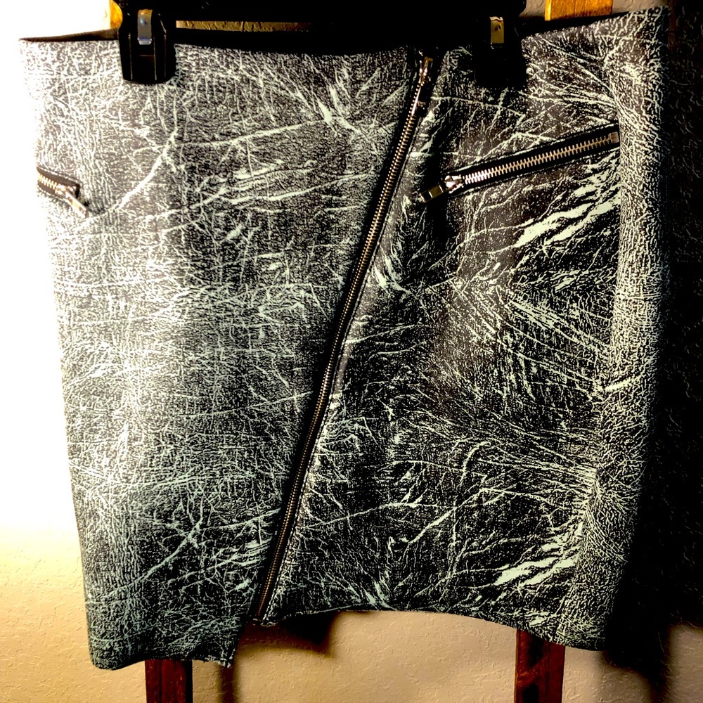 Guess Front Split Zipper Design Skirt Size Large - image 2